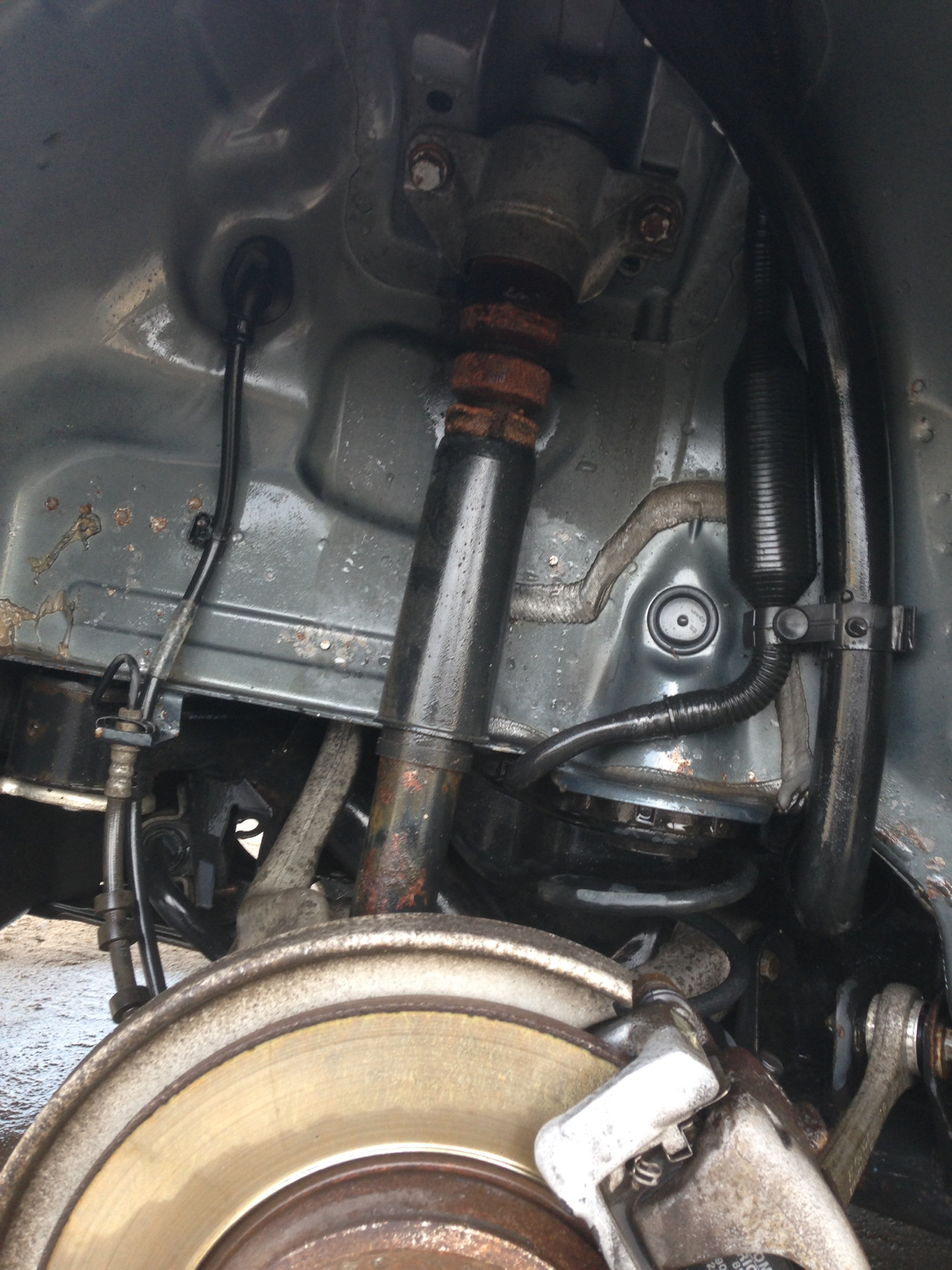 Замена отбойника заднего амортизатора с правой стороны — Audi A4 (B8 ...