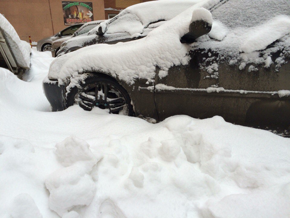 Выпадут сугробы. Хонда в снегу. Хонда в снегу ночью. А наутро выпал снег после долгого огня. Классическая Honda из снегопада.