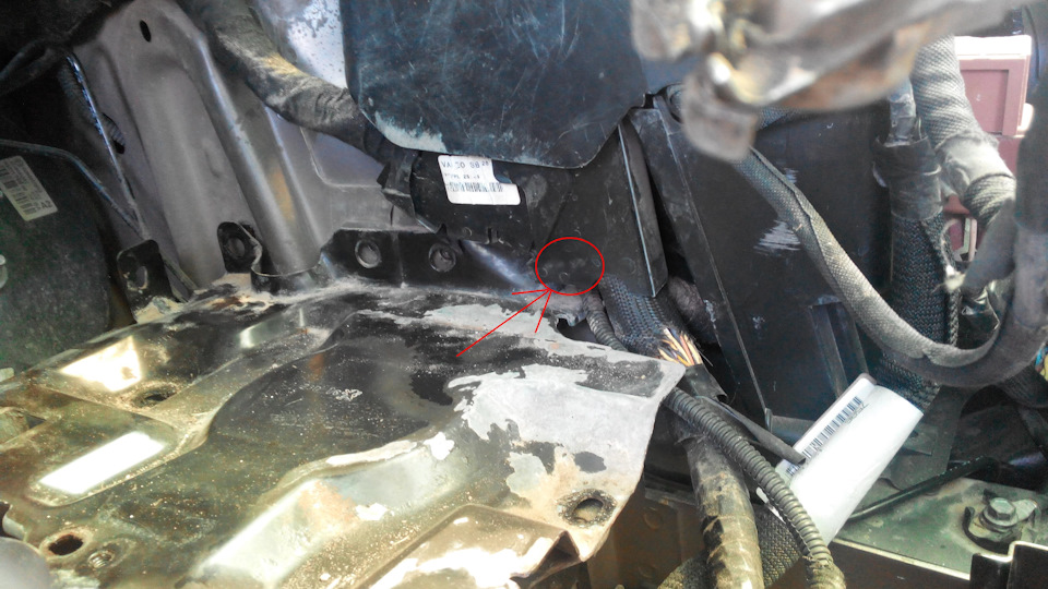 13. При снятии площадки аккумулятора есть там хитрый болт который нужно откручивать снаружи жесть как не удобно придумано. — Peugeot 308 SW (1G)