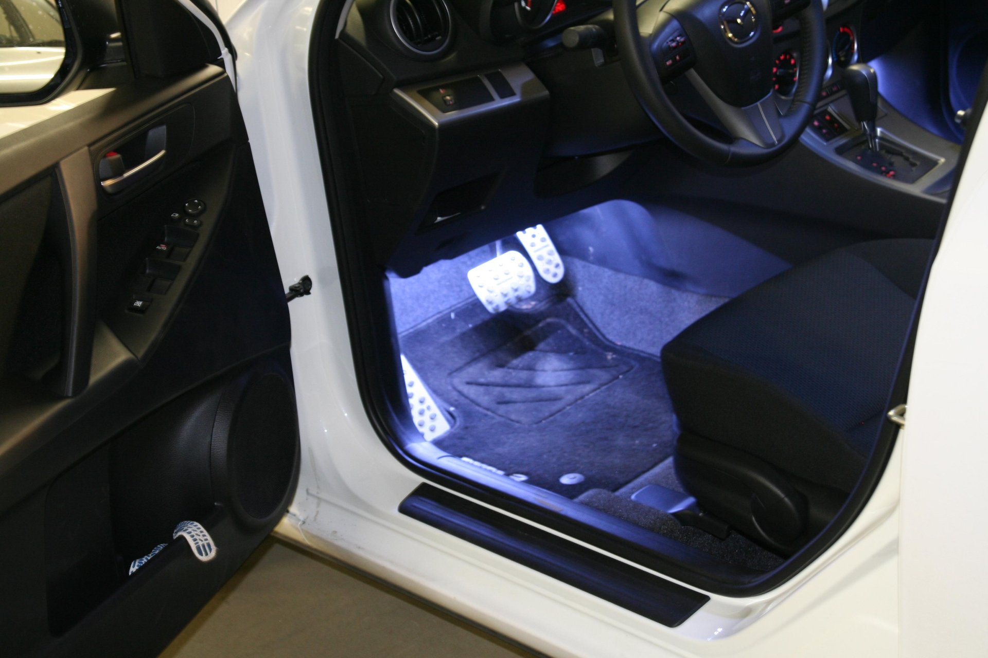 Подсветка мазда сх5. Подсветка салона Мазда 6 GH. Подсветка салона Мазда 6 gg. Подсветка ног авто Mazda CX 5. Подсветка ног Mazda 3 BL.