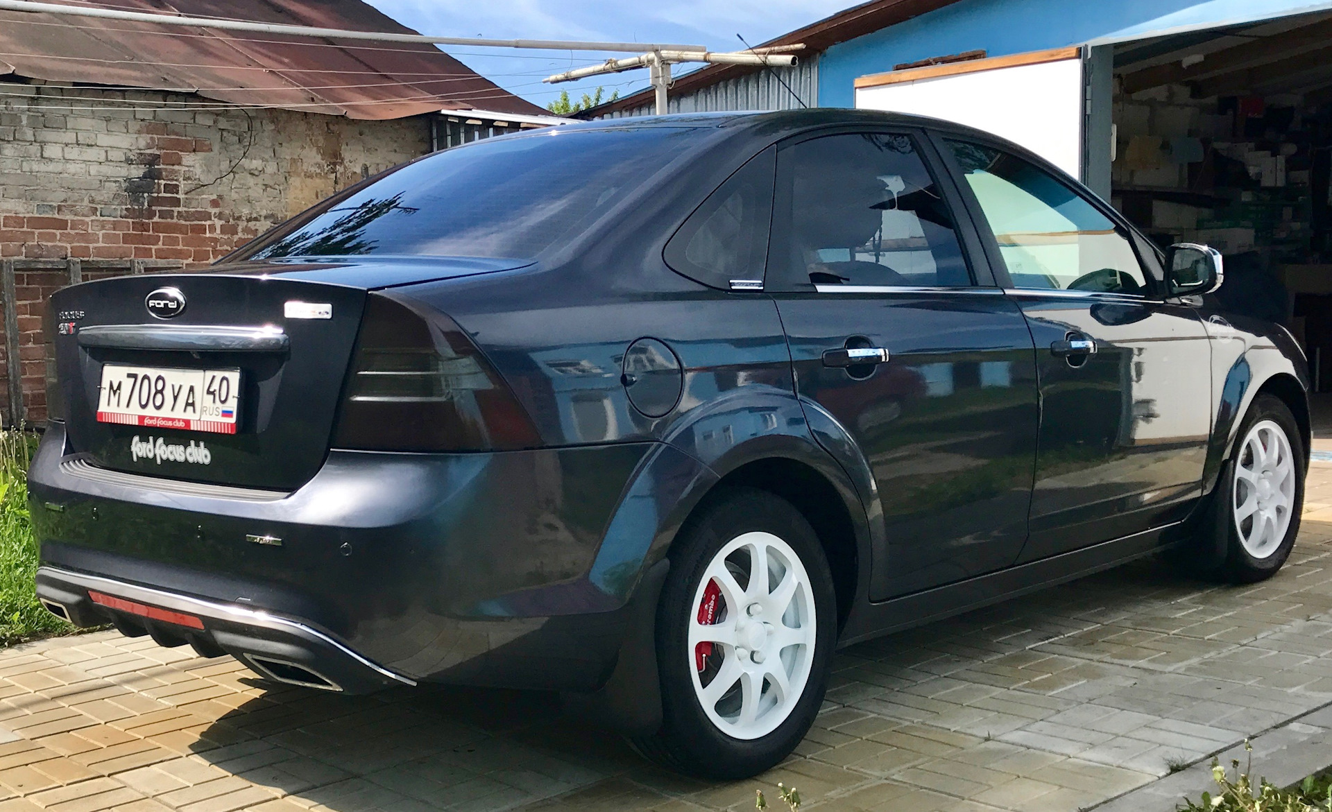 Синий Ford Focus 2 седан в пленке