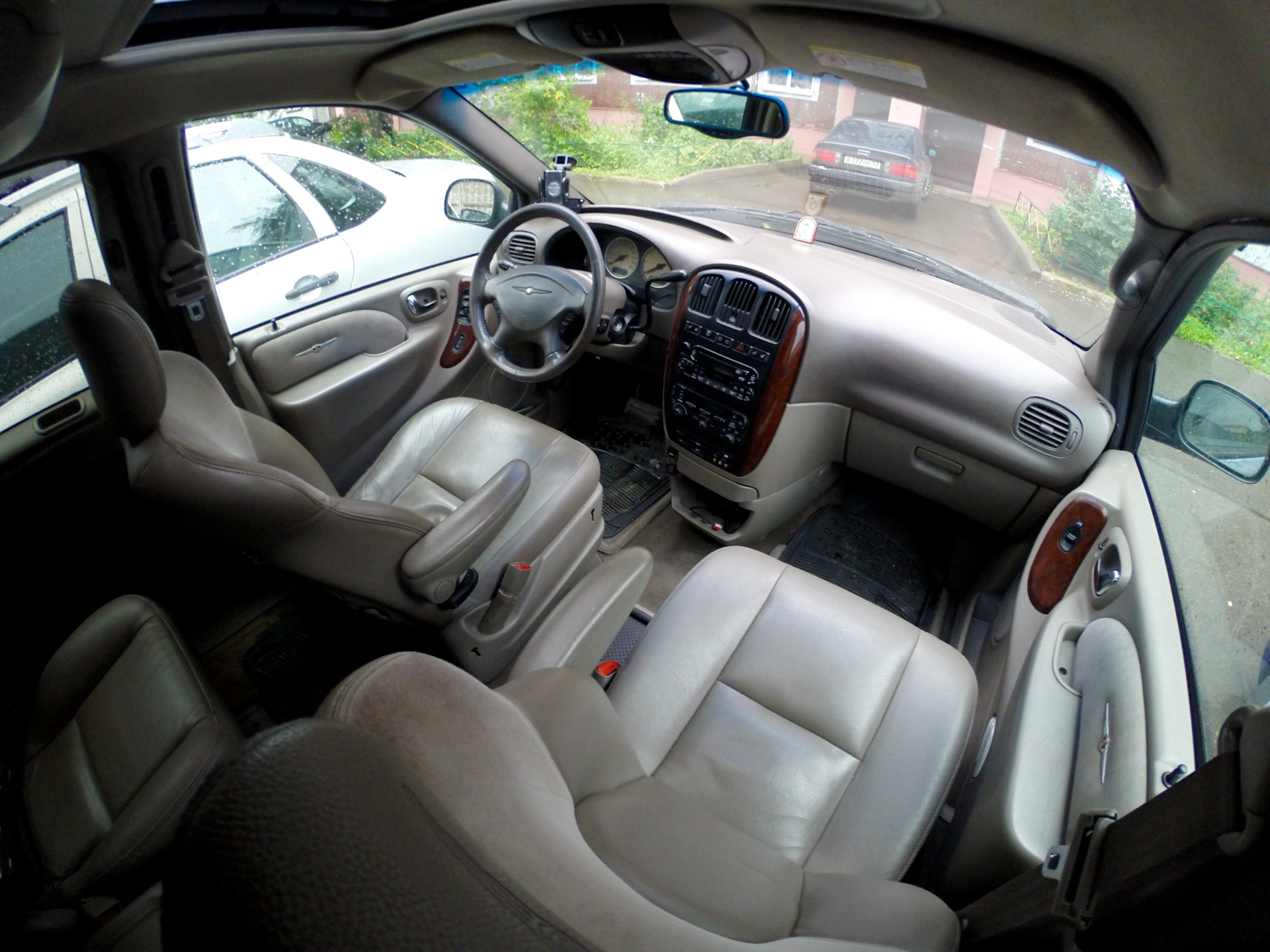 Салон таун кантри. Крайслер таун кантри 3 салон. Chrysler town country 2016 салон. Chrysler town country салон. Минивэн таун кантри 2014 салон.