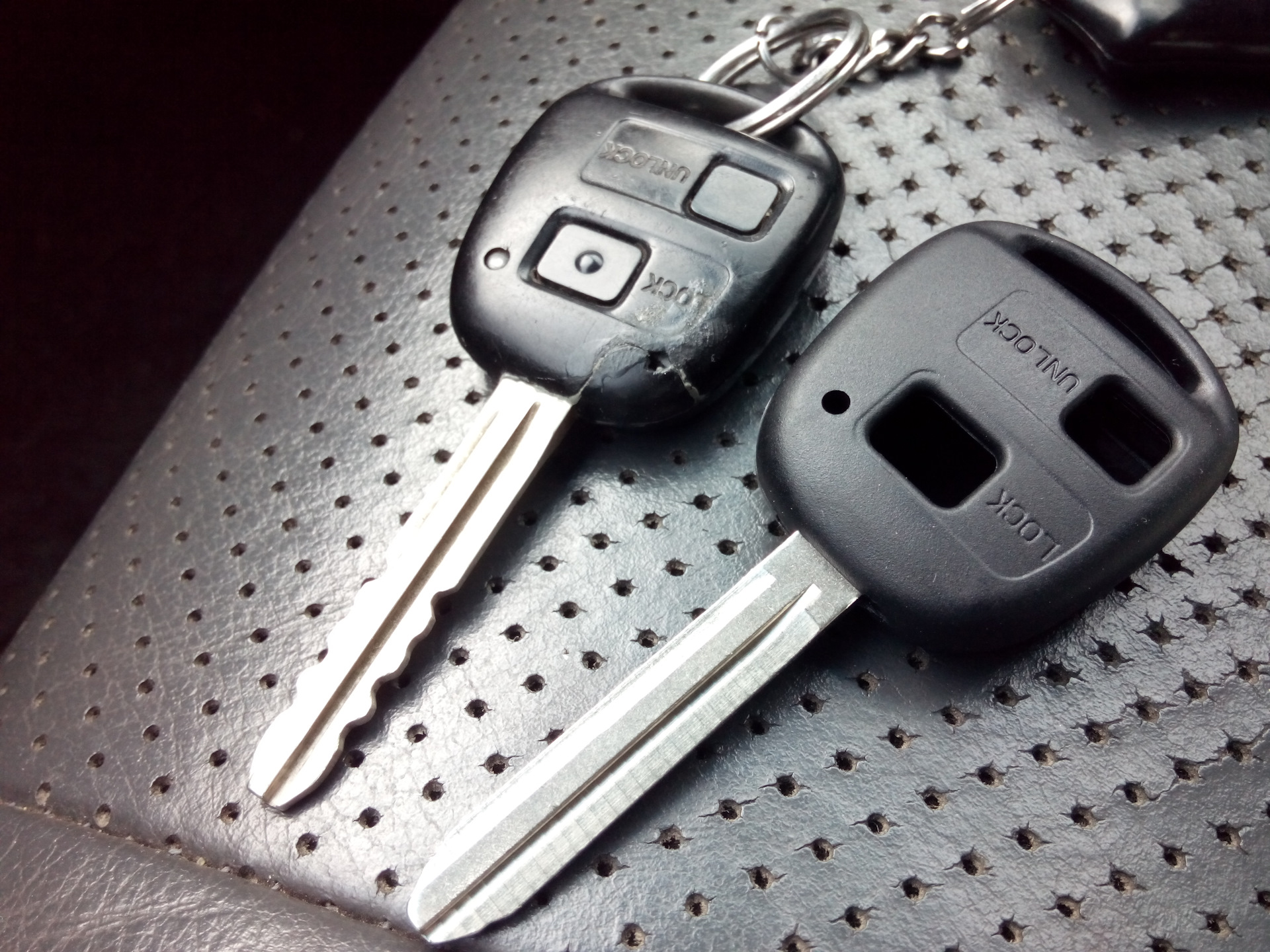 Ключ тойота рав. Toyota rav4 ключ зажигания. Тойота рав 4 ключ зажигания. Ключ Тойота рав 4 2 поколения. Ключ замка зажигания Toyota rav4.