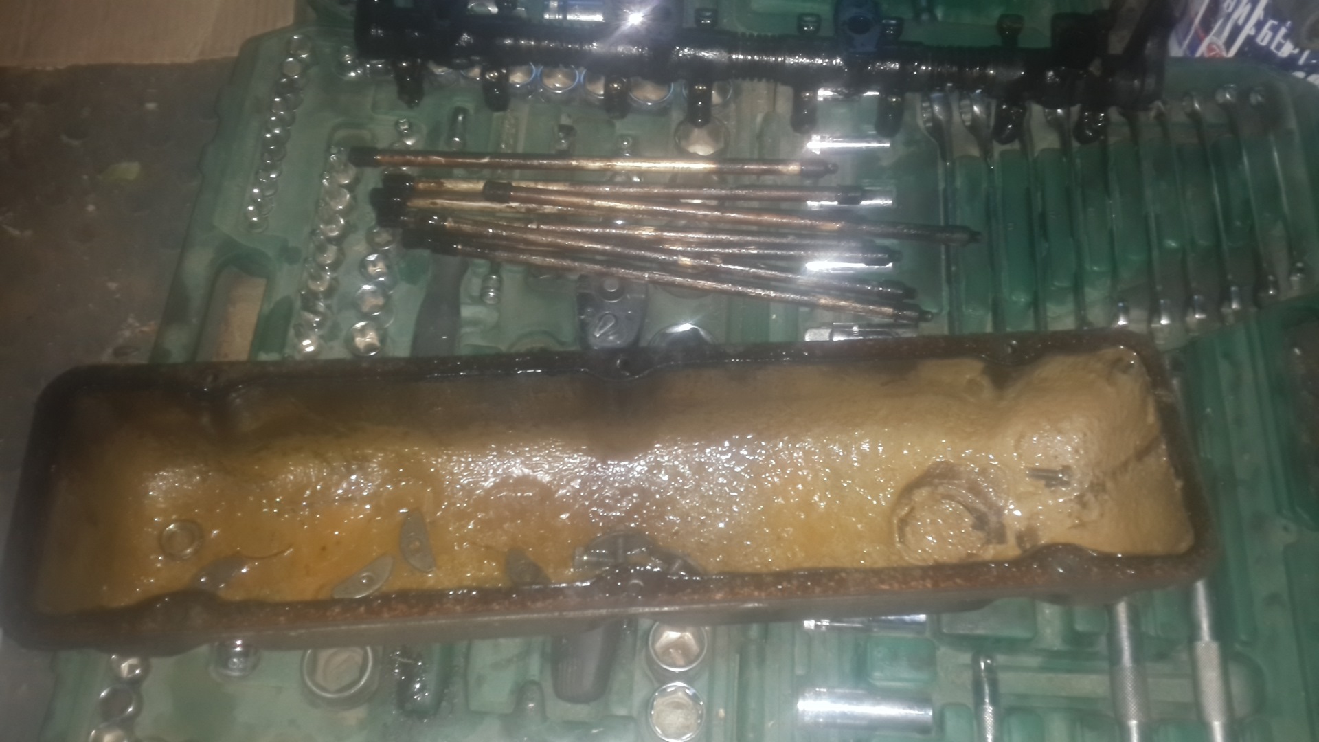Масло после попадания антифриза. Ваз 2106 антифриз попал в масло. Трубки антифриза f18d4. Антифриз в масле змз 406. Тосол ваз 2103 в масле в двигателе.
