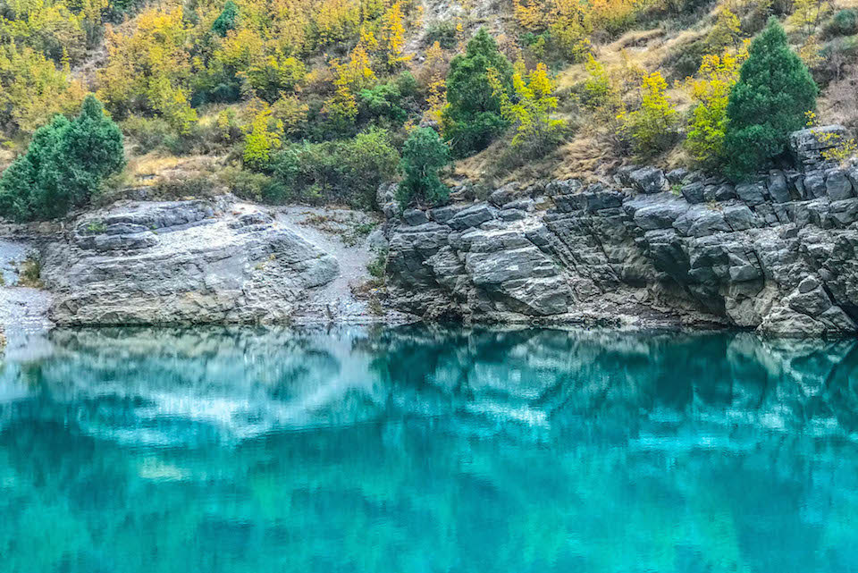 Сулакский каньон водохранилище. Бирюзовое озеро в Дагестане. Дагестан озера для купания. Голубое озеро в Чиркее.