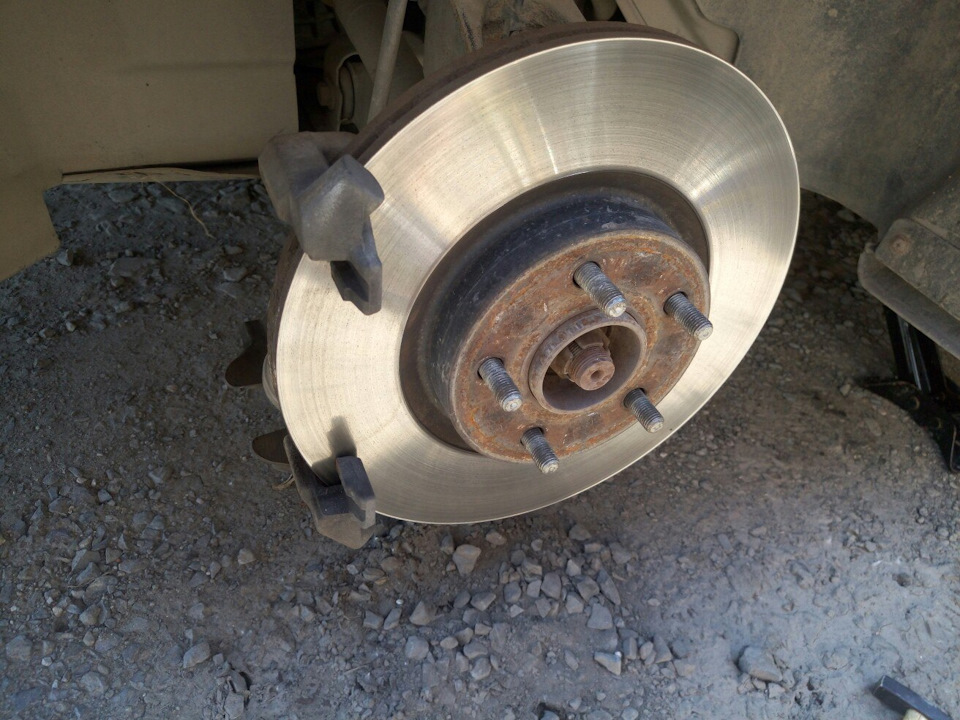 Замена передних колодок — Ford Focus Hatchback III, 2 л, 2012 года ...
