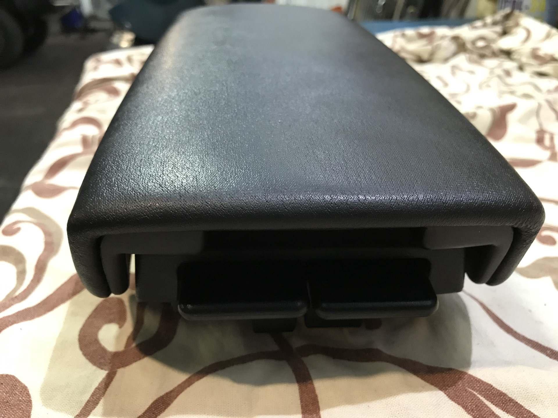 Подлокотник хонда фит. Хонда аккорд 8 подлокотник. Хонда аккорд 8 разбор подлокотника. Центральный тоннель хонда аккорд. Подлокотник accord 8.