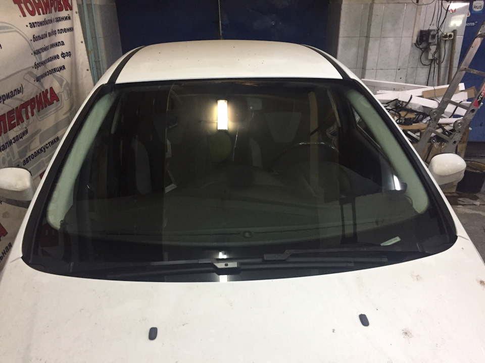 1. Замена лобового стекла — Ford Focus Hatchback III, 1,6 л, 2011 года ...