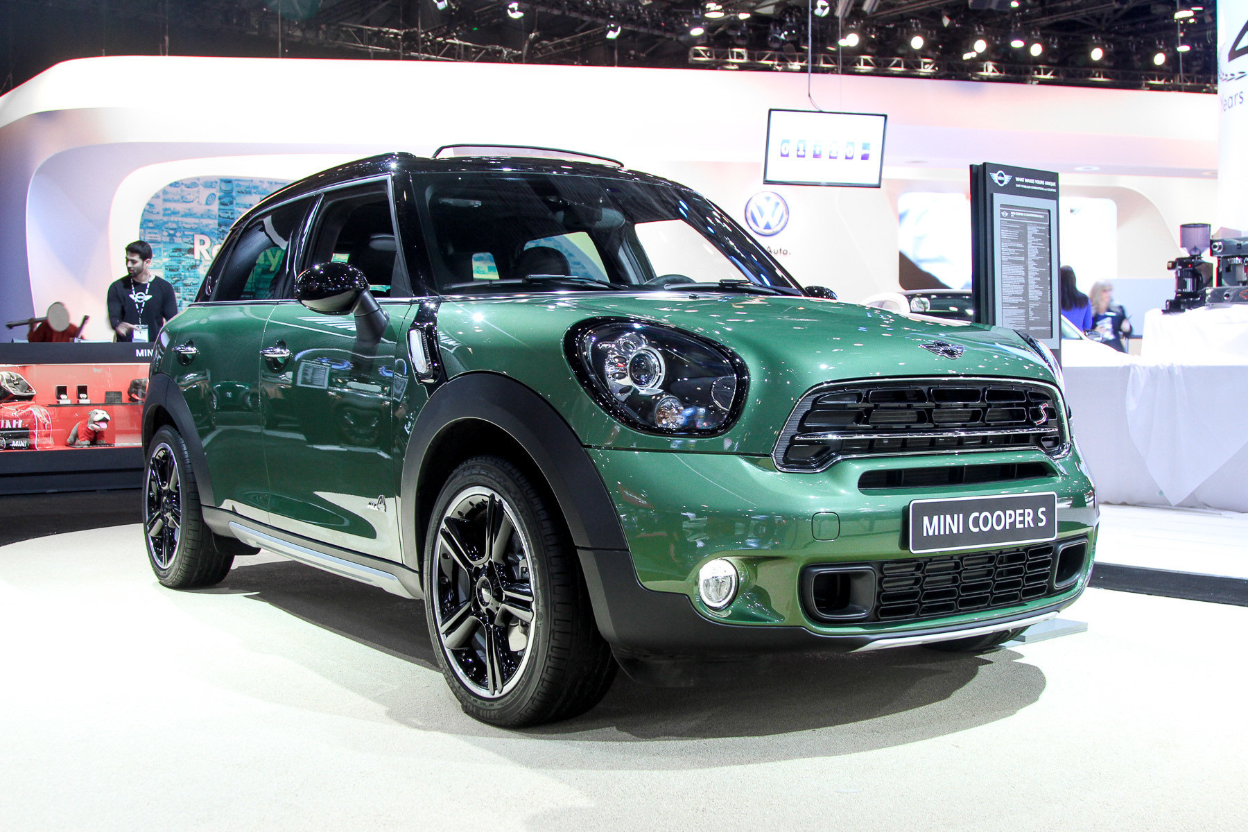 Автомобилей под брендом xcite. Mini Countryman British Racing Green. Mini Countryman British. Зеленый бренд на автомобиль. Фирма автомарки зеленая.