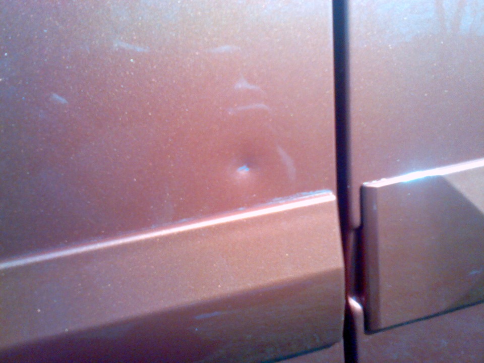 Небольшой удар двери об газонный забор — Lada Калина 2 универсал, 1,6 л ...