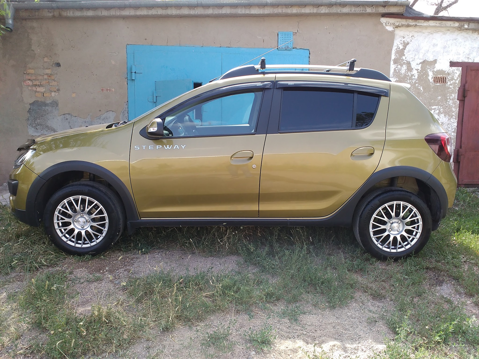 Диски сандеро степвей. Renault Sandero Stepway диски 16. Renault Sandero Stepway r16. Рено Сандеро степвей r17. Диски Сандеро степвей 2.