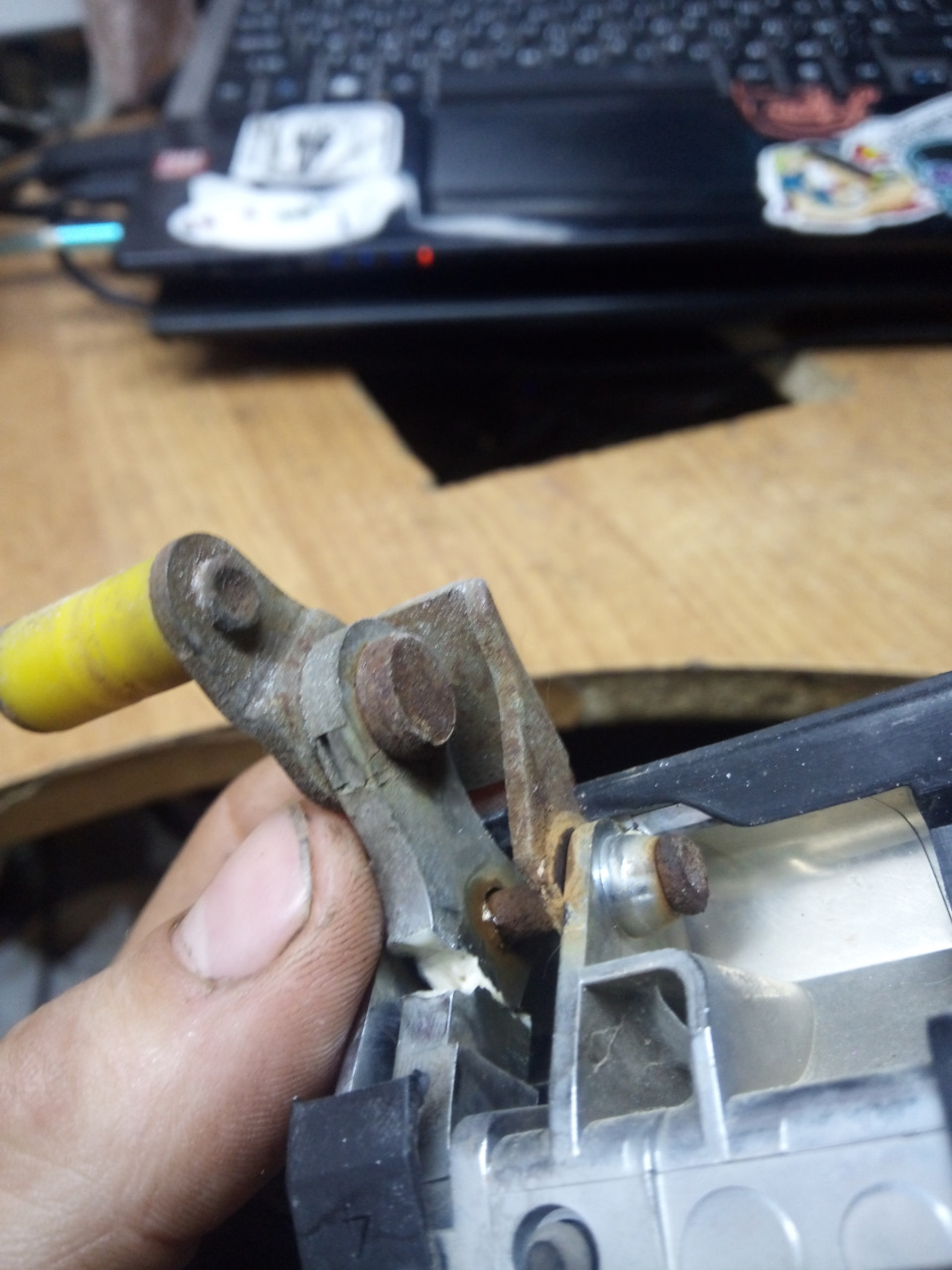 Сломалась ручка двери — Mitsubishi Pajero (2G), 3,5 л, 1995 года ...