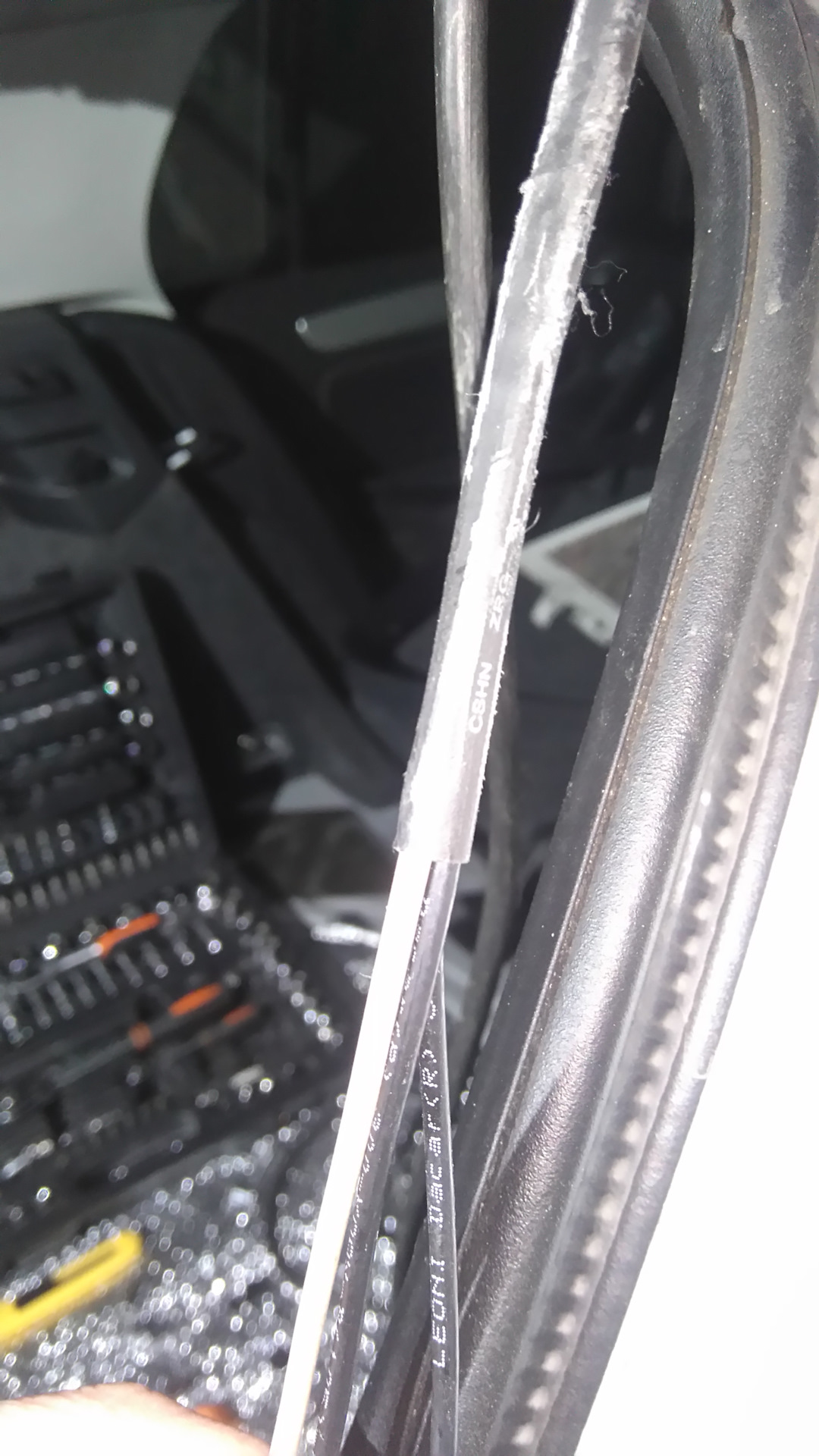 Ремонт шланга омывателя заднего стекла — Volkswagen Golf Mk6, 1,4 л ...