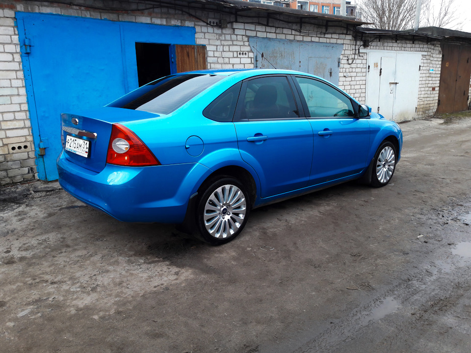 Синий Ford Focus 2 седан в пленке