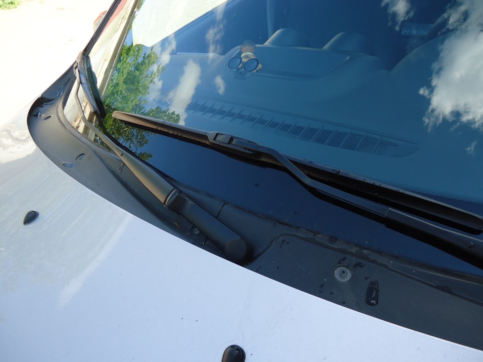 замена щёток стеклоочистителя — Lada Гранта (1G), 1,6 л, 2013 года ...