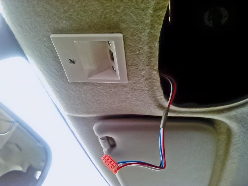 Задний край выреза плотно вошел в упоминавшийся много раз паз, передний край прижимается изнутри планкой — Lada Калина Универсал (2G)