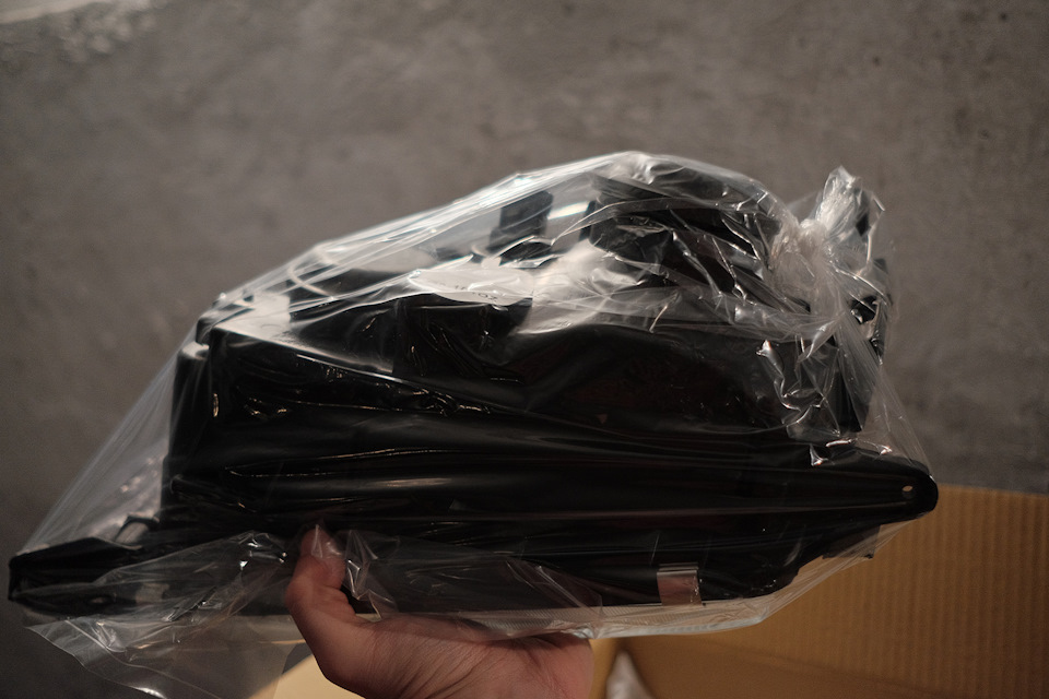 Сама фара ещё в полиэтилен упакована. — Toyota Avensis I