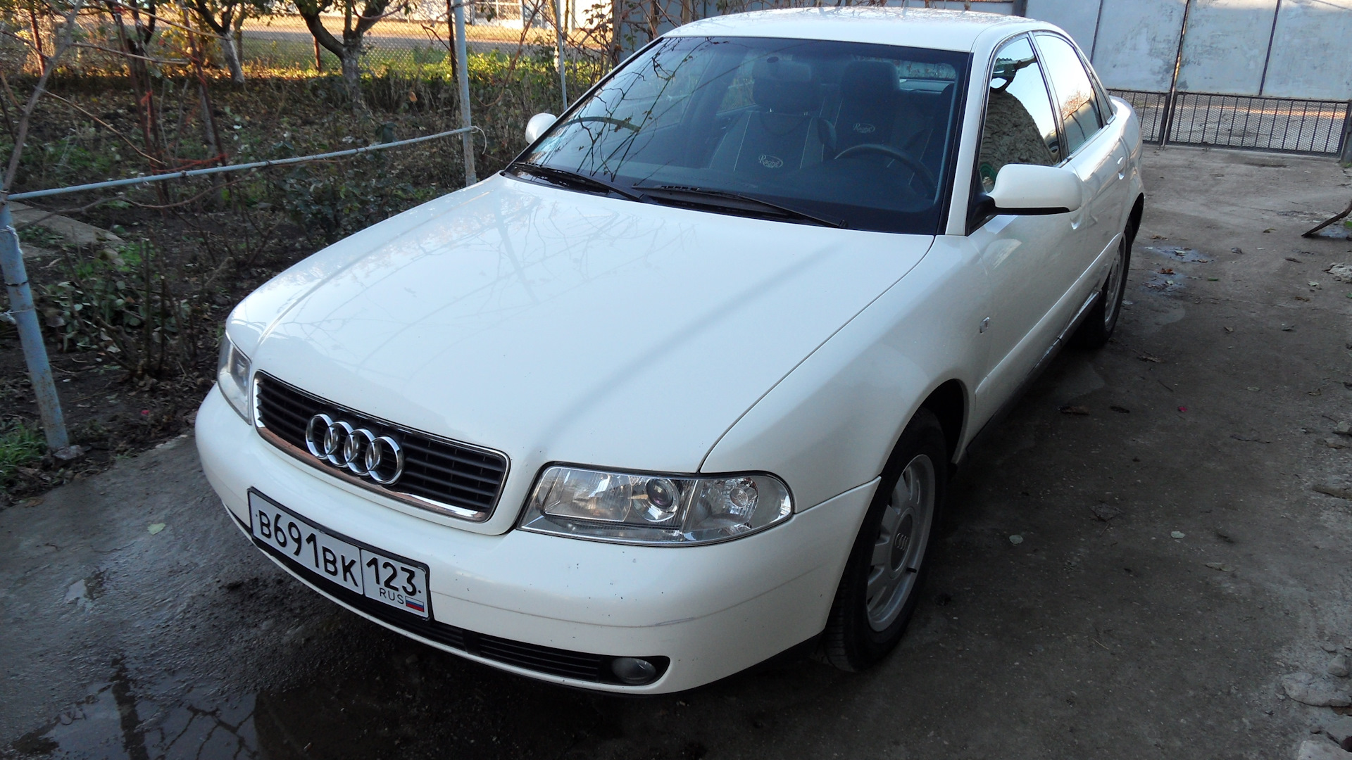 Audi A4 (B5) 1.6 бензиновый 2000 | Молочно-белый 1.6 на DRIVE2