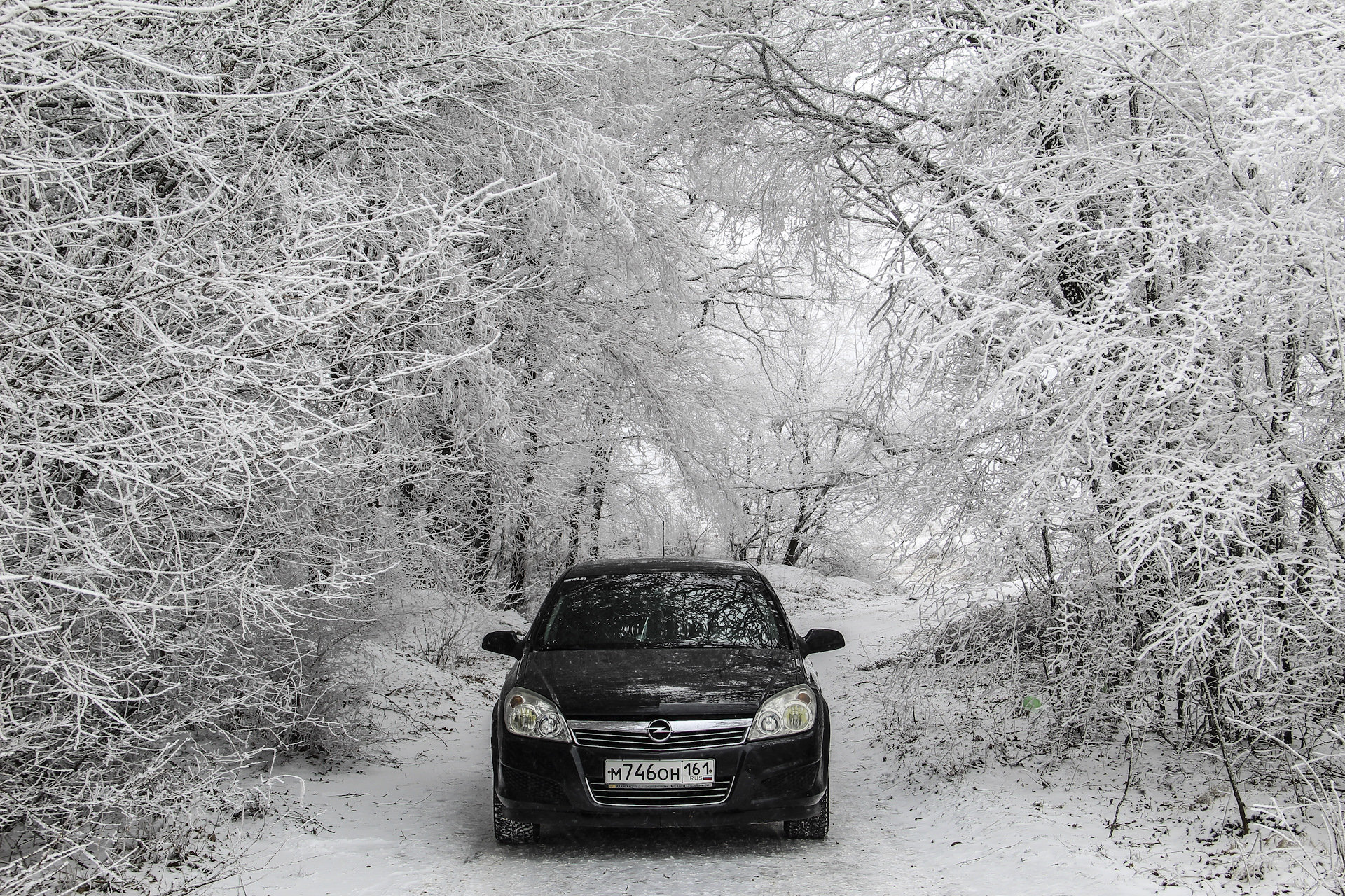 Ищу снег. Опель в сугробе. Машина Запаная снегом Опель н. Opel Snow.