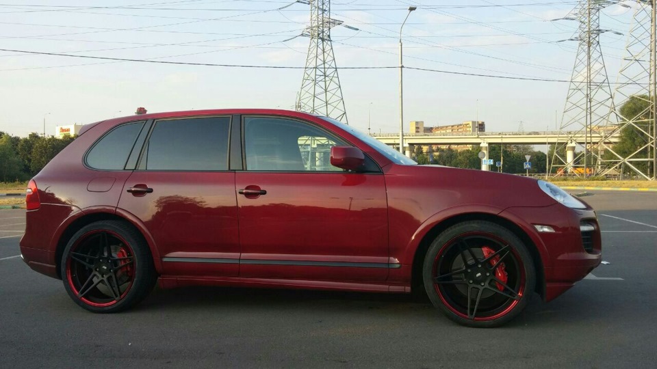 Porsche Cayenne красный на белых дисках