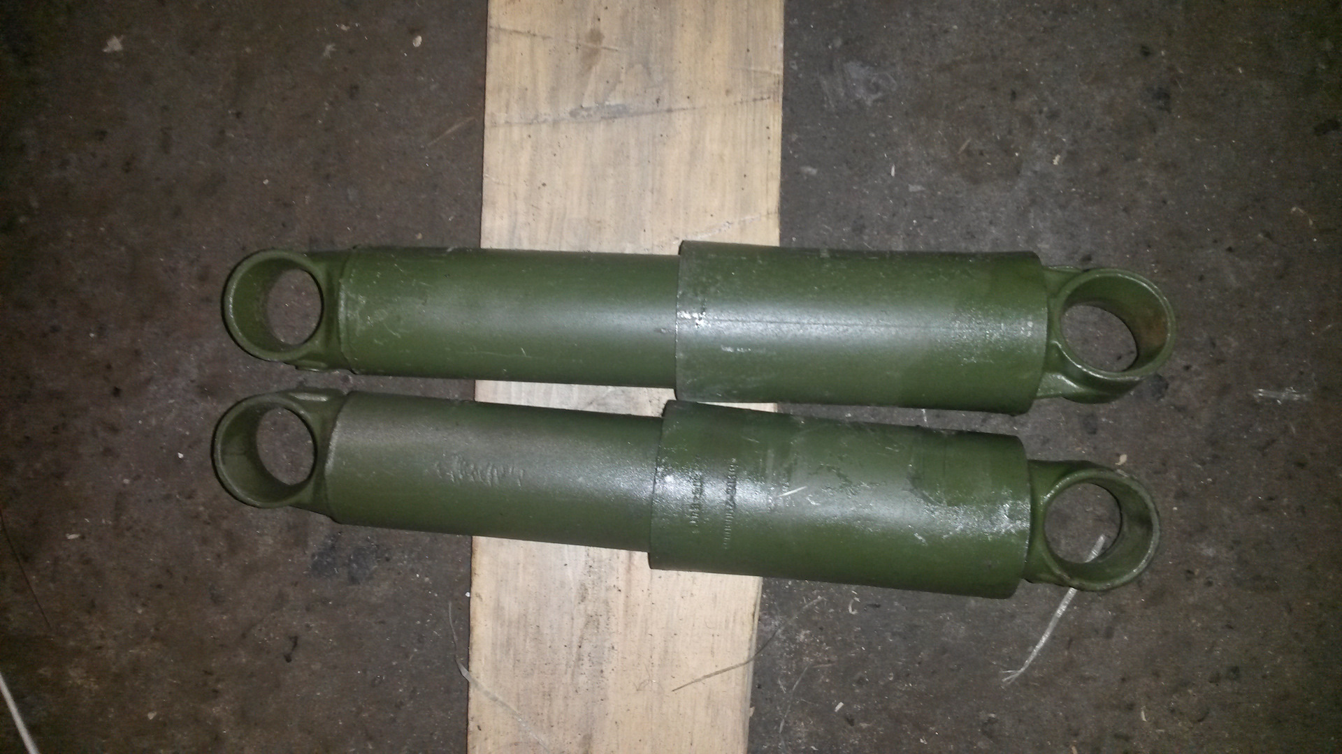 Амортизатор бтр 80. Амортизаторы бтр. Амортизаторы бтр. Амортизатор бтр 70. Амортизатор бтр 80.