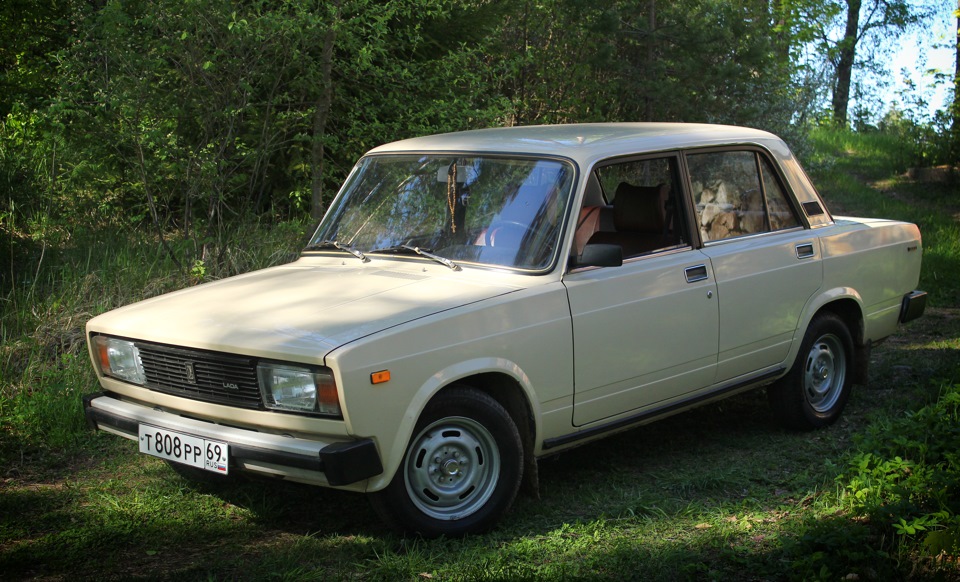 1984 год выпуска. 1984 год выпуска. ваз 2105 бежевая. лотерейные билеты досааф ссср. 1984 год выпуска.