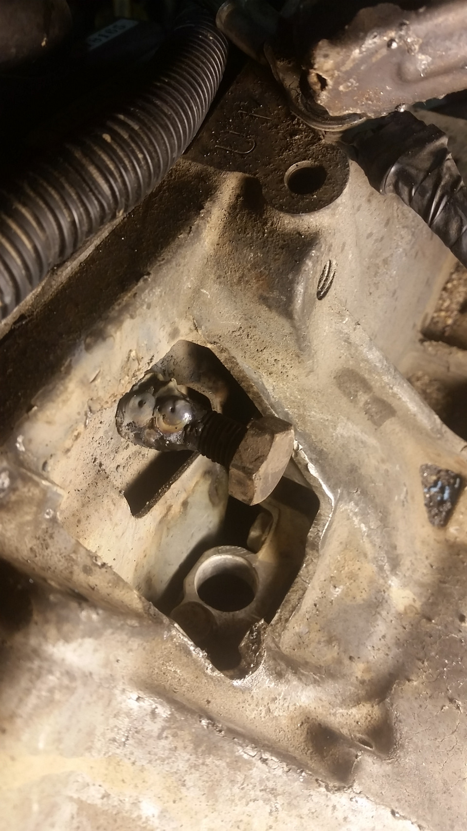 Этот ссаный болт, психанул и обварил его, только так выкрутился!Инженерам руки поотрывать за такие болты… — Subaru Tribeca B9