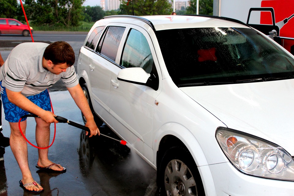Можно мыть машину возле частного дома. Самостоятельная мойка автомобиля. Мытье машины во дворе. Мойка машины во дворе. Моет машину.