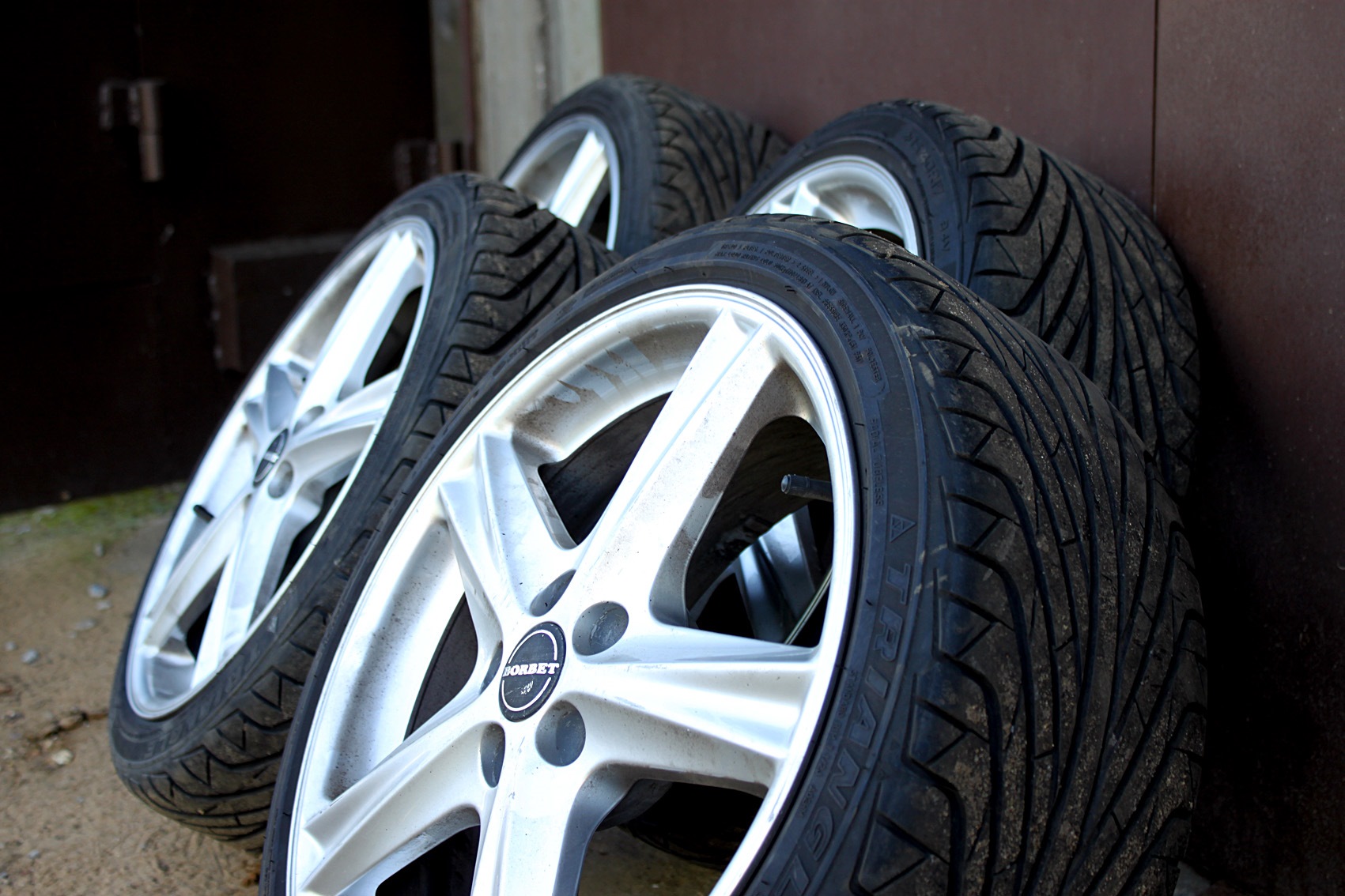 Пятиспицевое литье. Вареный литой диск. Резина кама r13. 15 колеса. Oz aristo r18.