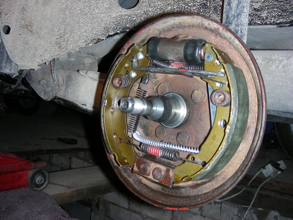 Ремонт задних тормозных. Задние тормоза ваз 2109. Разводная планка на ниссан альмера задних колодок. Задний цилиндр на ваз 2114. Ремонт задних тормозных.