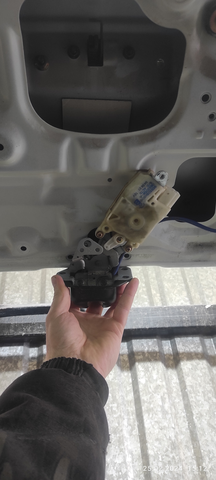 Доводчик багажника часть2 механическая — Nissan X-Trail I (t30), 2 л ...