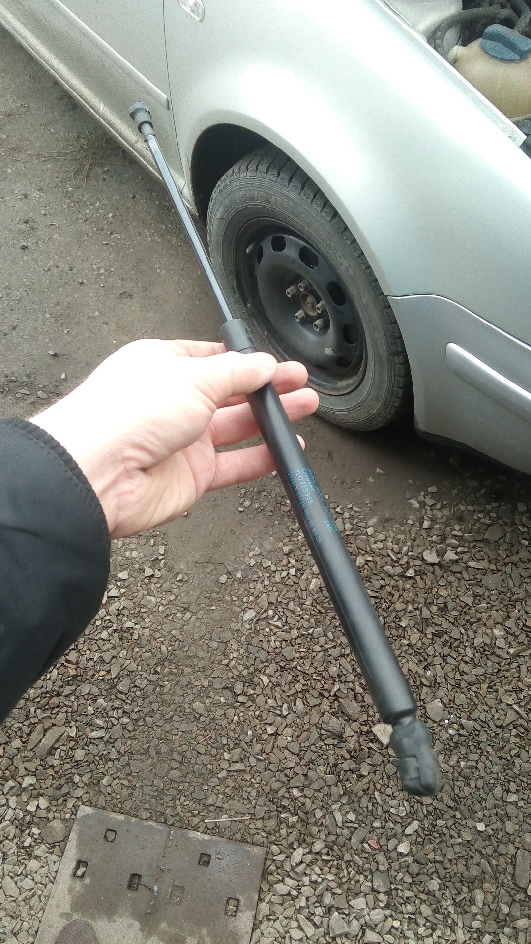 Стойка капота vw Bora — Volkswagen Bora, 2,3 л, 2000 года | своими ...