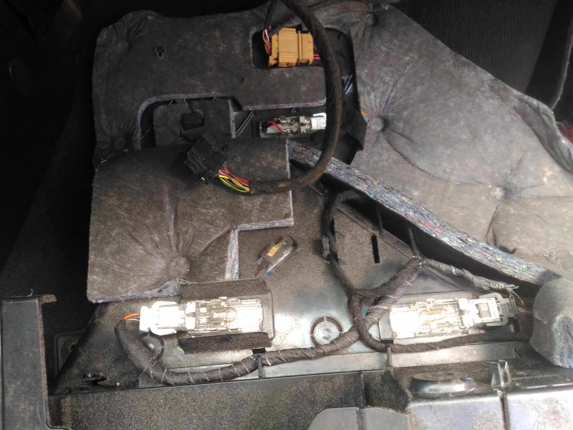 Выйти из сумрака: Двойная подсветка бардачка — Audi A4 Avant (B6), 1,8 ...