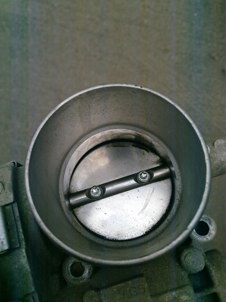 Очистка дроссельной заслонки — Volkswagen Polo Sedan, 1,6 л, 2013 года ...