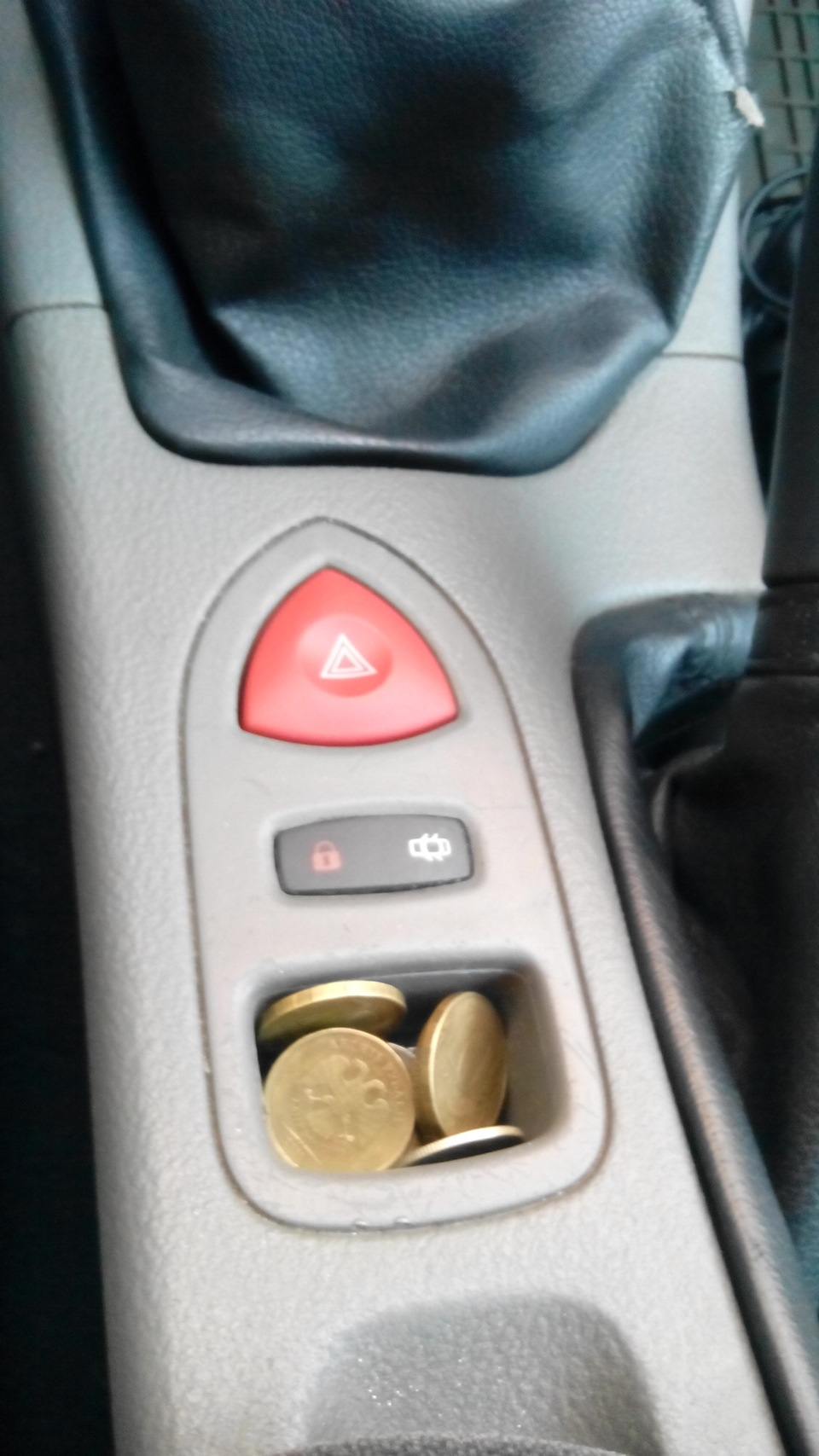 Кнопка аварийной сигнализации. — Renault Laguna II, 1,8 л, 2002 года ...