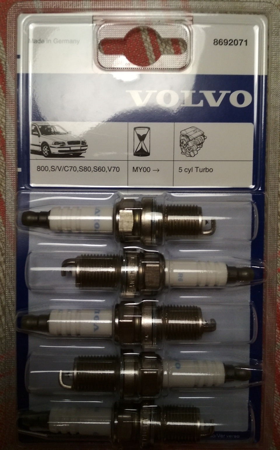 Да что же он делает?! В рот мне молот Тора, это же оригинальные свечи! — Volvo XC70 II. Запчасти на фото: 8692071