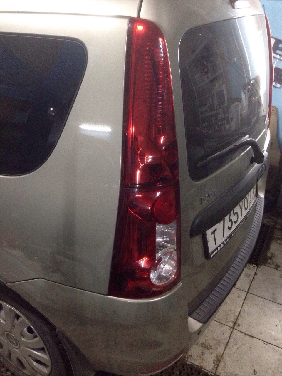 Долой черноту! Даешь дорогу фонарю! — Lada Ларгус, 1,6 л, 2013 года ...