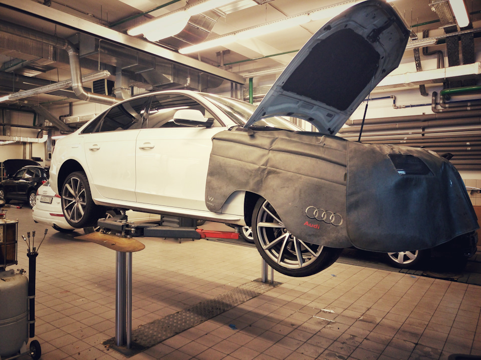 На подъемнике — Audi A4 (B8)