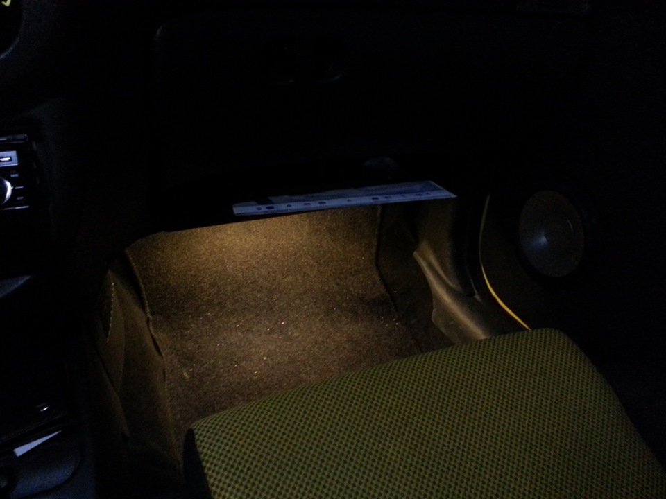 Подсветка ног водителя и переднего пассажира, подсветка задней части ...