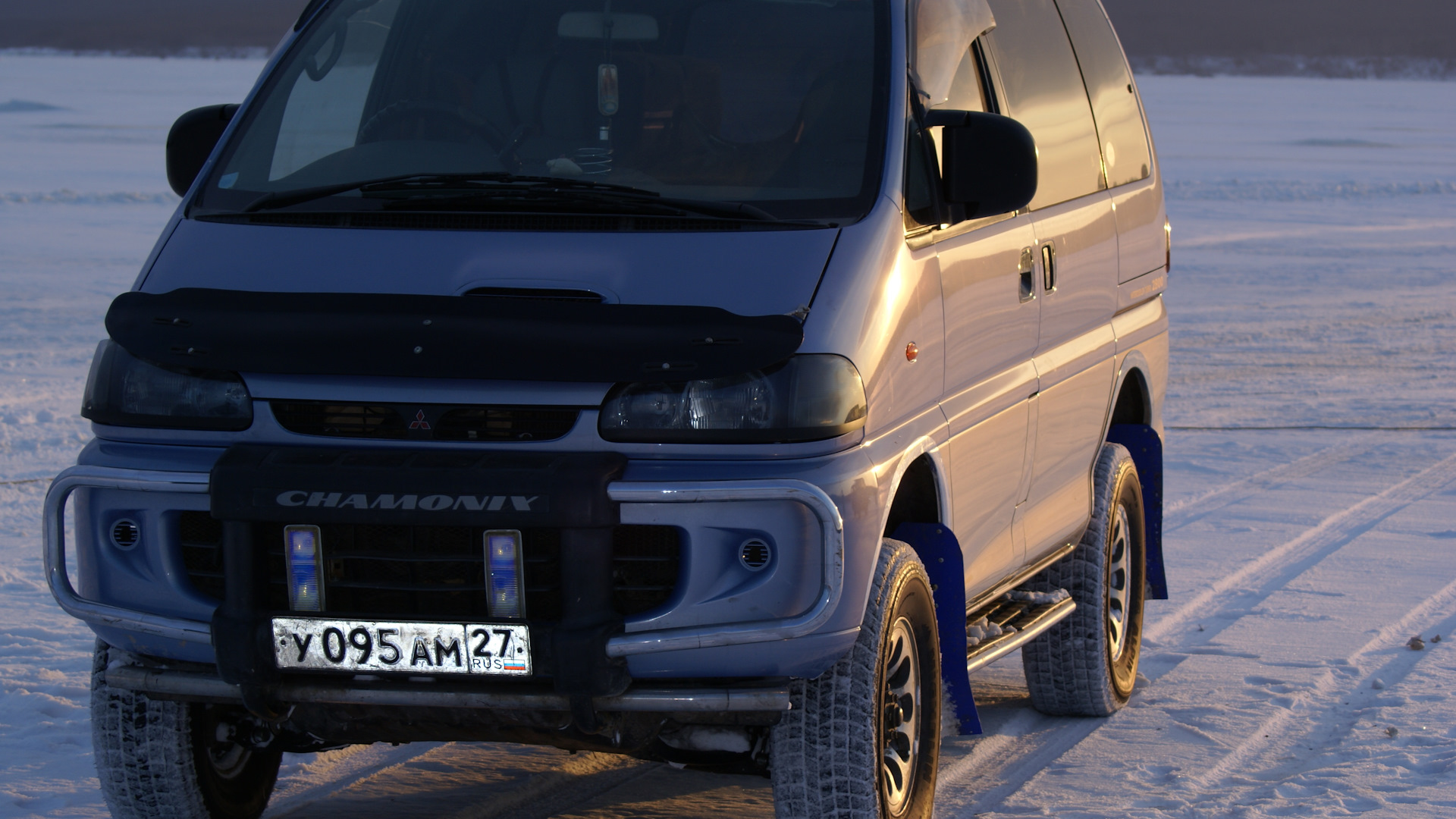 Mitsubishi Delica. Митсубиси Делика 4 поколения. Mitsubishi Delica l400 расширители арок. Mitsubishi Delica фото.