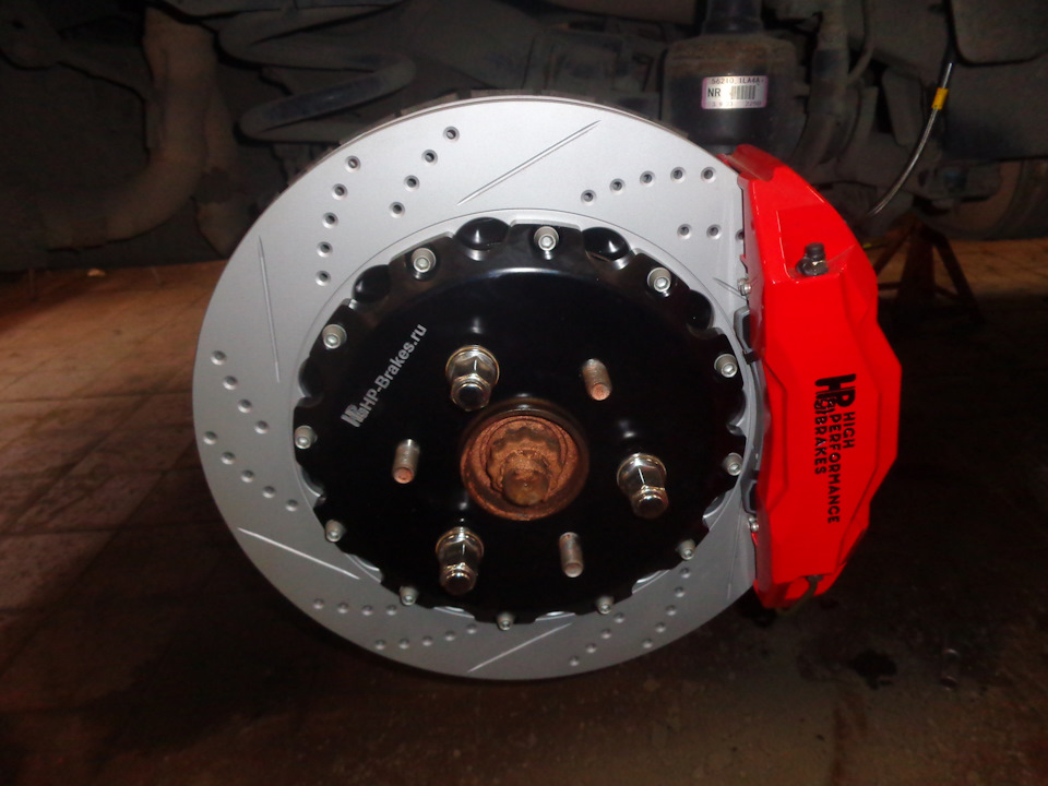 Задние спортивные тормоза HPBrakes на Infiniti QX56 диски 405 мм