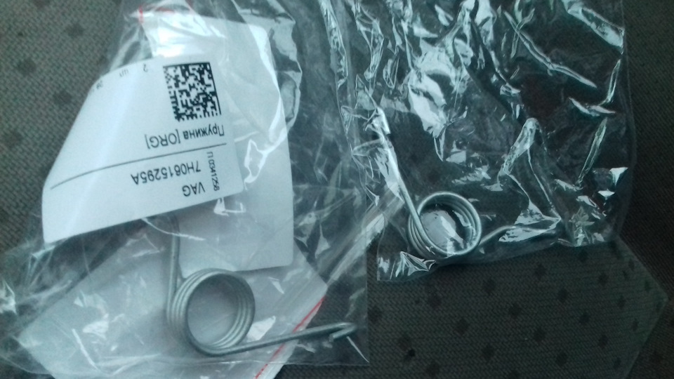 Установка тросиков ручника и возвратных пружинок. — Volkswagen Golf Mk4 ...