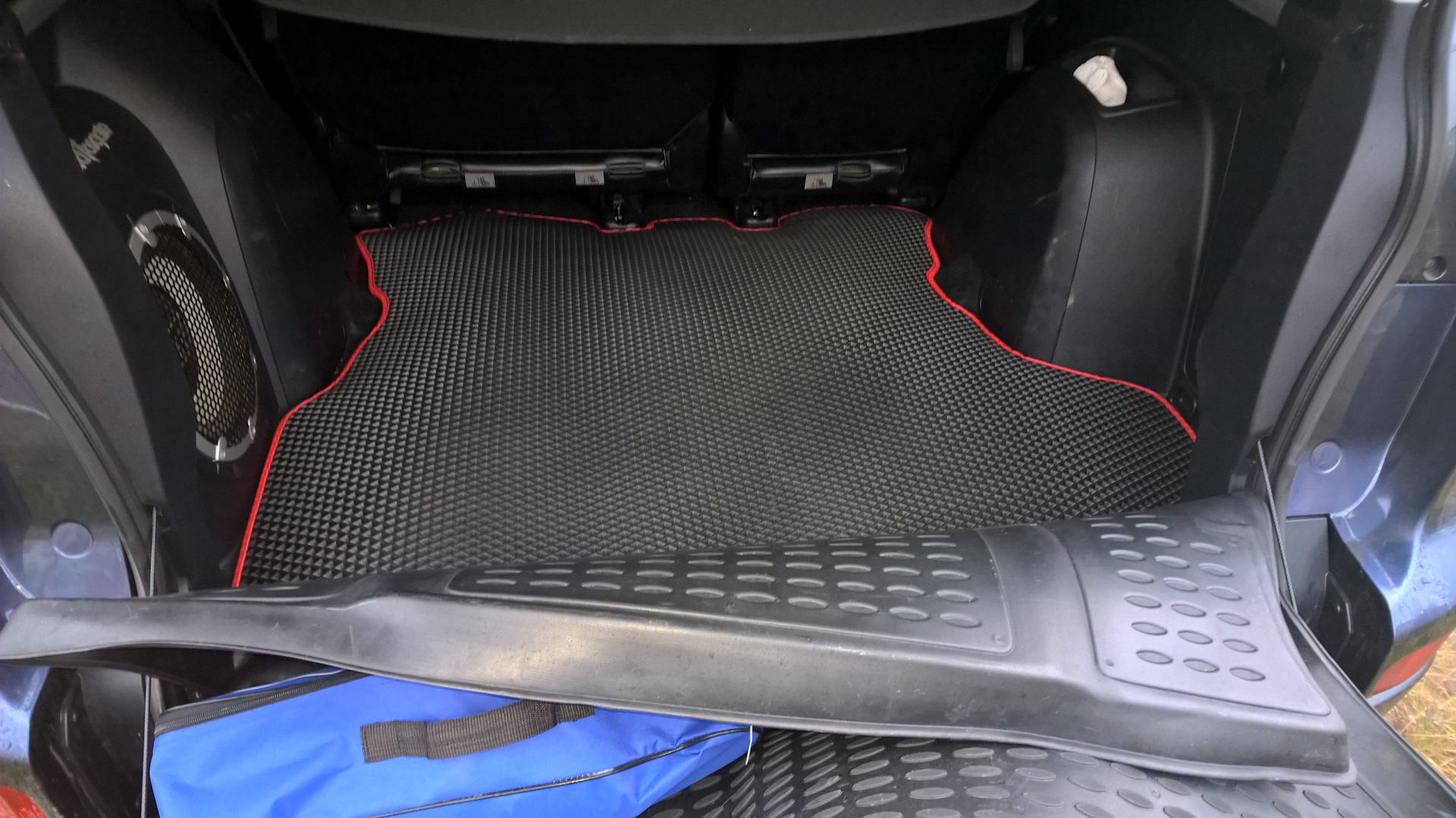 Коврик в багажник аутлендер. Коврик в багажник Mitsubishi Outlander 3. Митсубиси Аутлендер 3 Эво коврик в багажник.