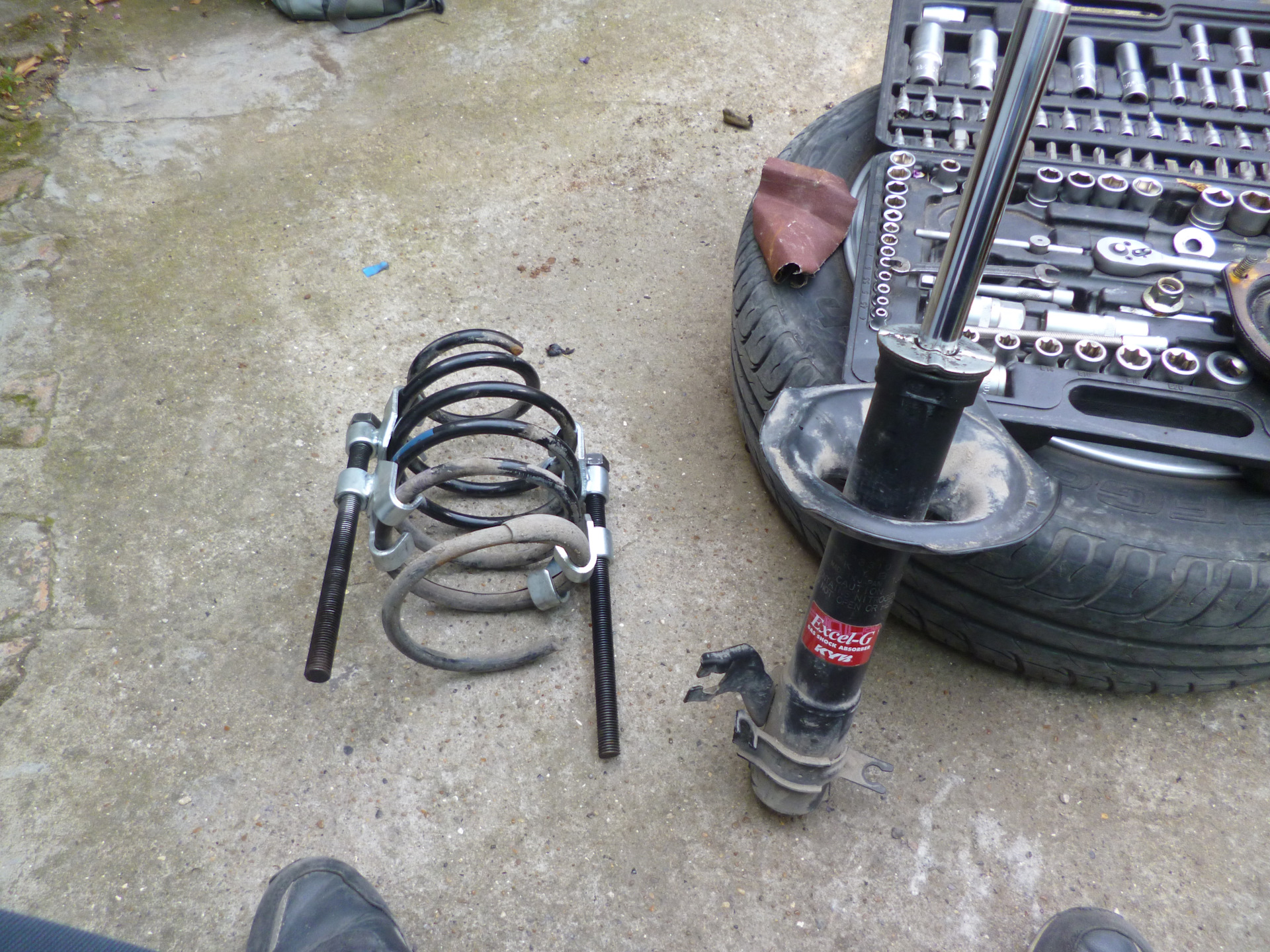 Замена пыльника и отбойника переднего амортизатора. — Nissan Almera II ...