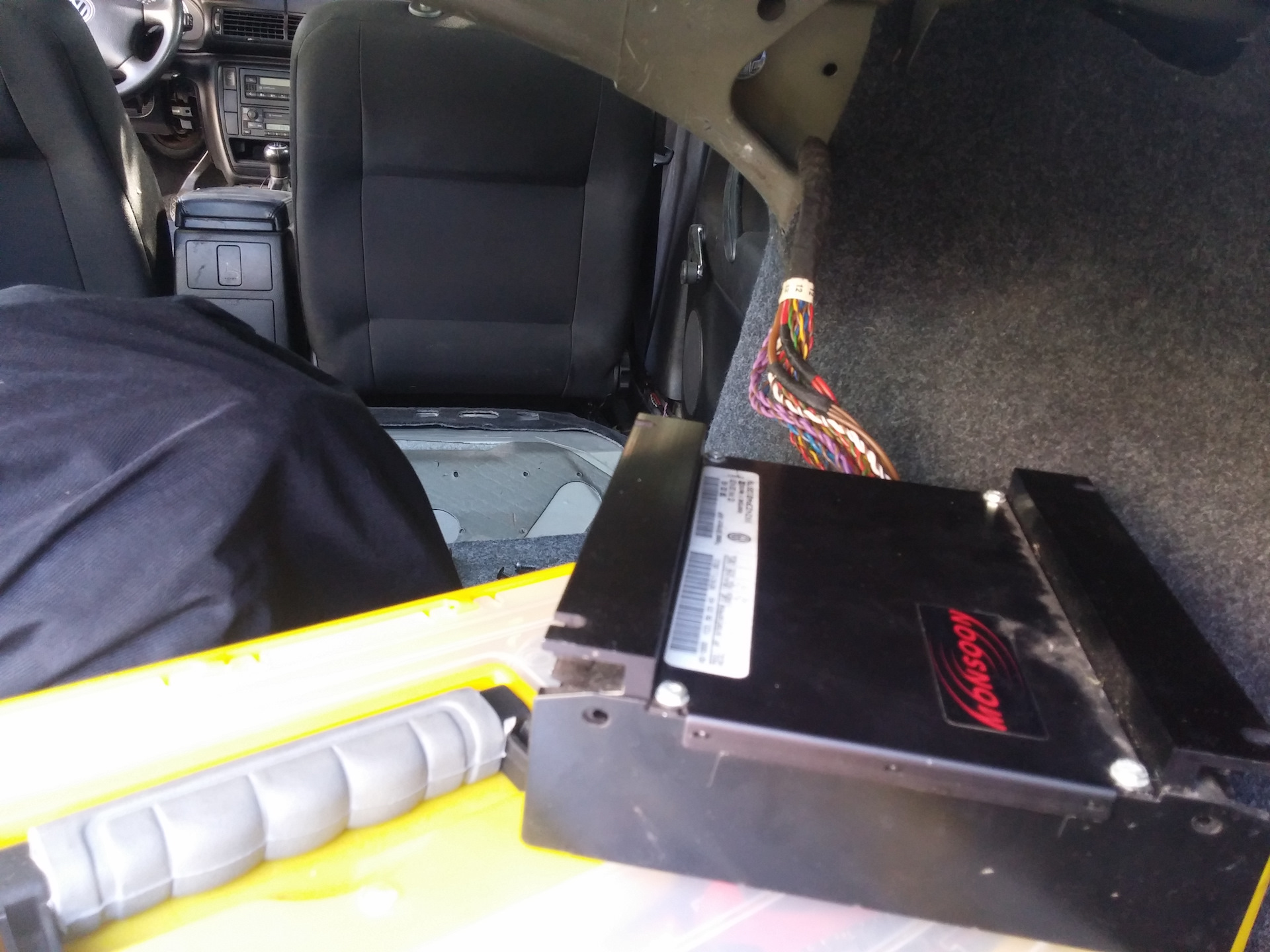 ребенок в желтом где усилитель