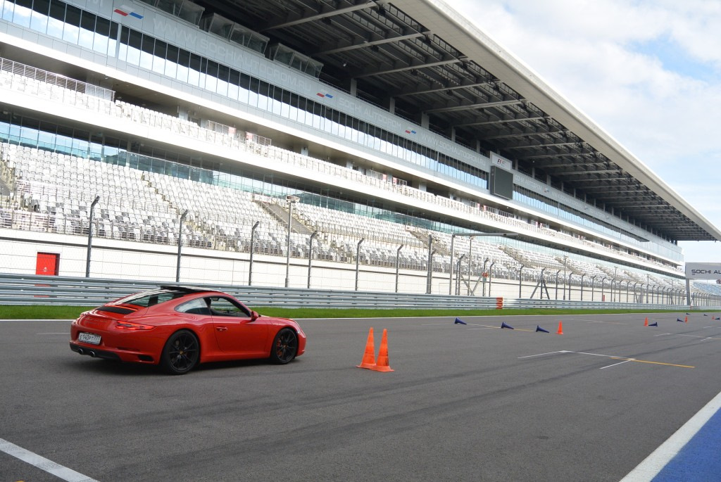 Автодром феррари. Porsche 911 gt3 Сочи автодром. Porsche 911 в Сочи. Ламборгини Сочи автодром. Сочи автодром марафон.