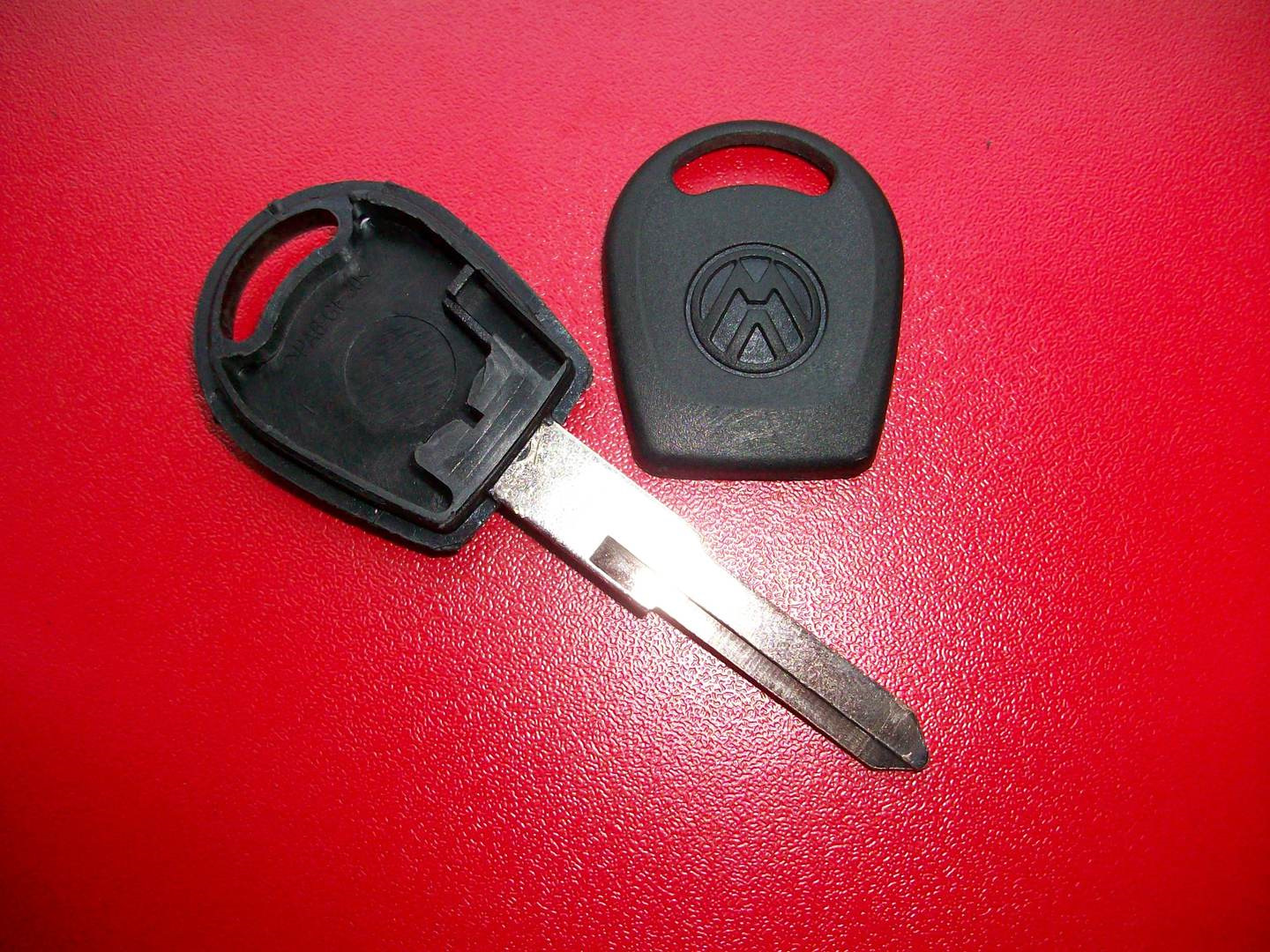 Чип иммобилайзера в ключе. Штатный ключ Фольксваген гольф 4. Фольксваген гольф 4 ключ зажигания. Иммобилайзер гольф 4 в Ключе зажигания. Чип ключа иммобилайзера Volkswagen Golf 4.