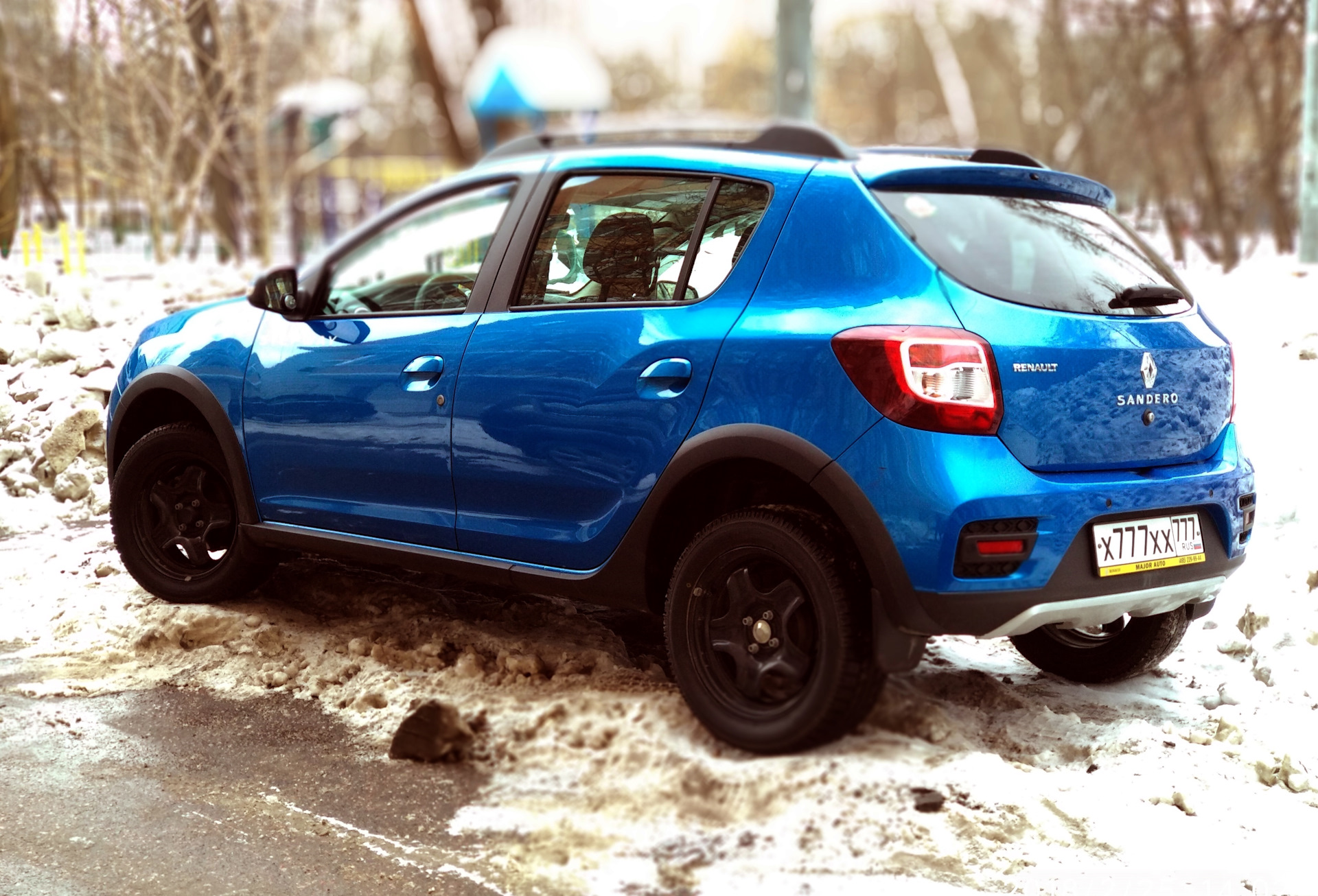 Парктроники рено сандеро степвей. Renault Sandero Stepway синяя машина и Hyundai Creta белая машина. Раскраска Рено Сандеро степвей 2.