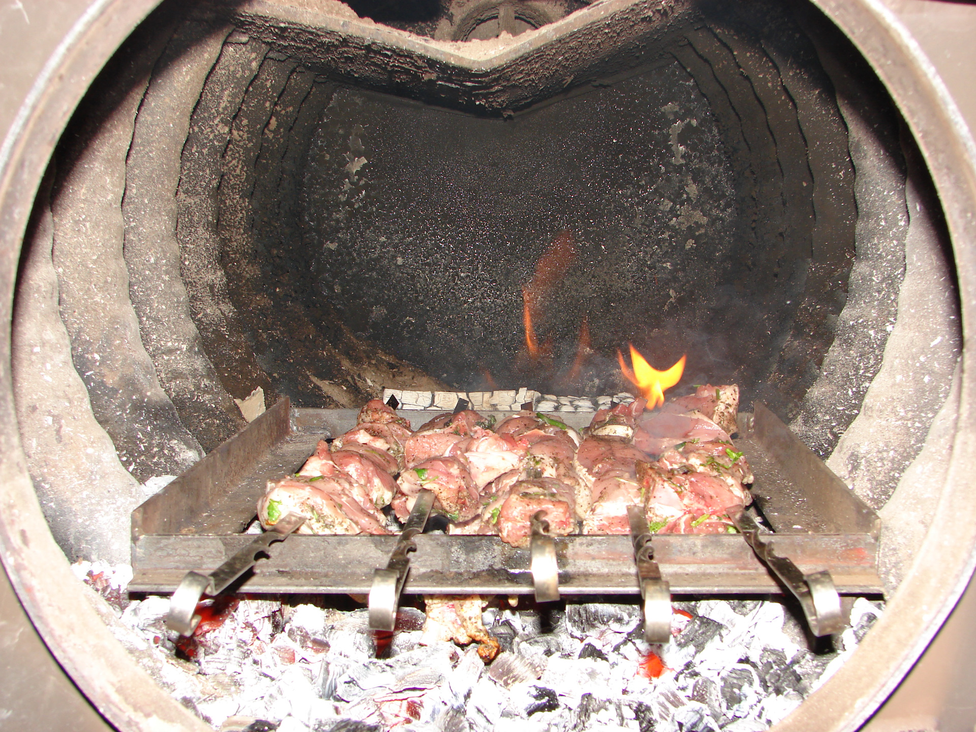 Мясо в печи. Печь для шашлыка. Шашлык в буржуйке. Шашлык в русской печке. Шашлык в русской печи.