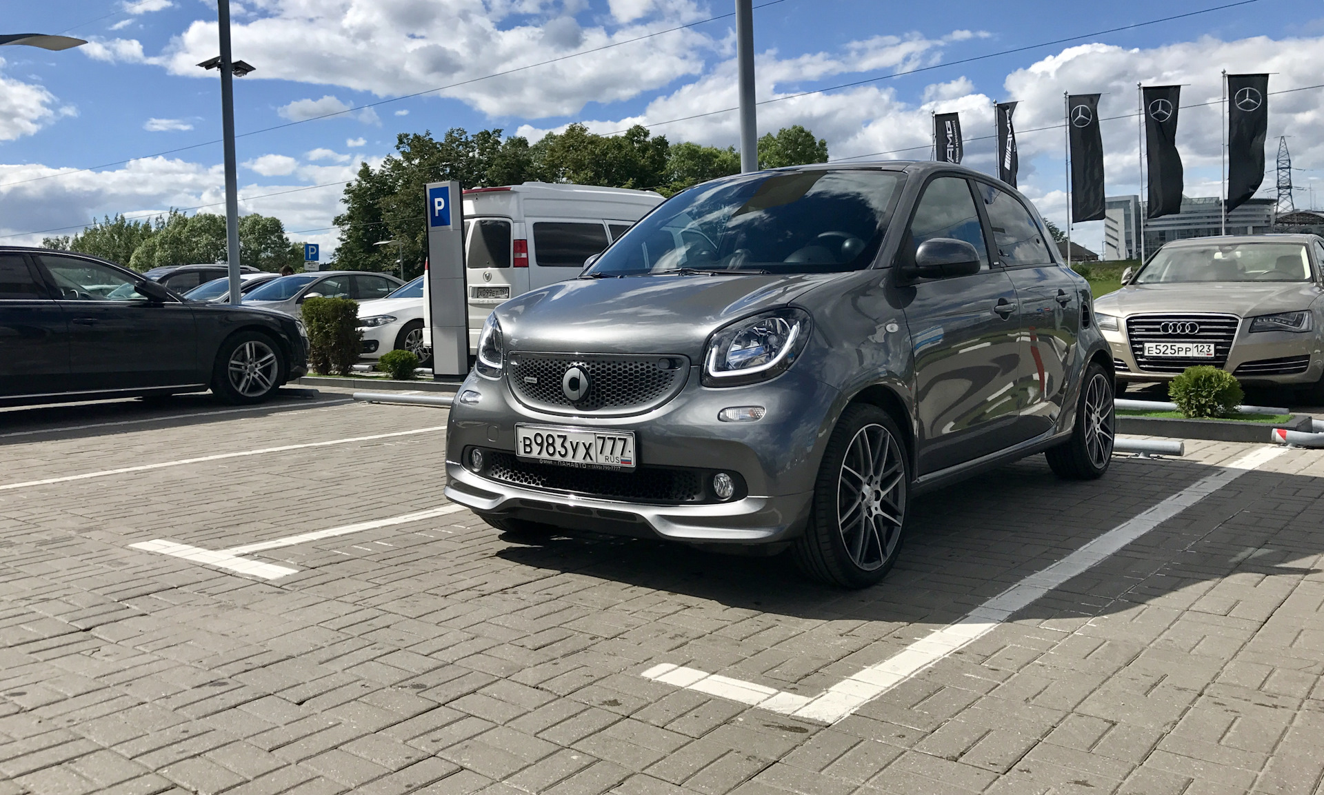 Смарт 2 отзывы. Smart Forfour серебристый. Smart 2 Forfour серебристый. Напидоренная машина. Смарт Форфоур отзывы.